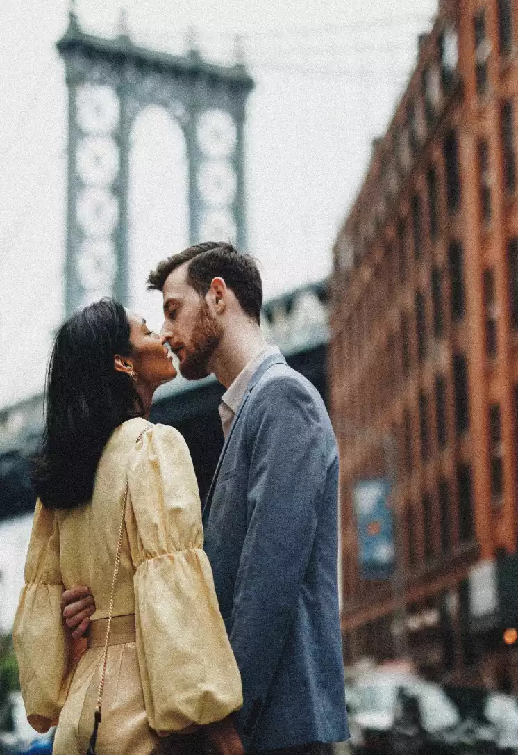 couple kissing in New York